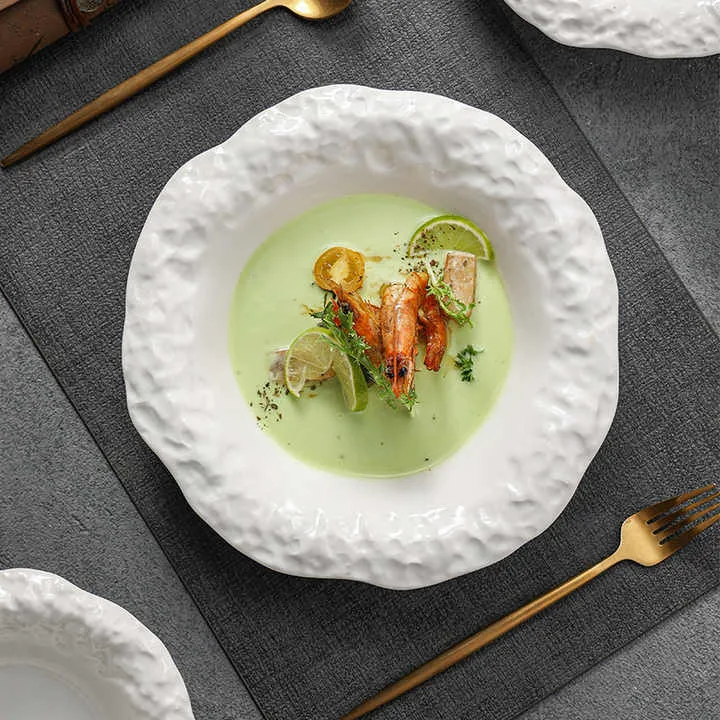 طبق حساء فاخر A luxurious plate of soup